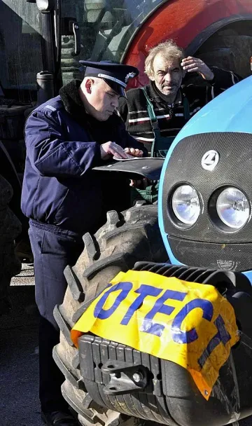 Земеделци блокираха "Петолъчката"