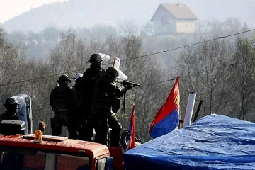 Сърбите бетонираха барикадите край Звечан