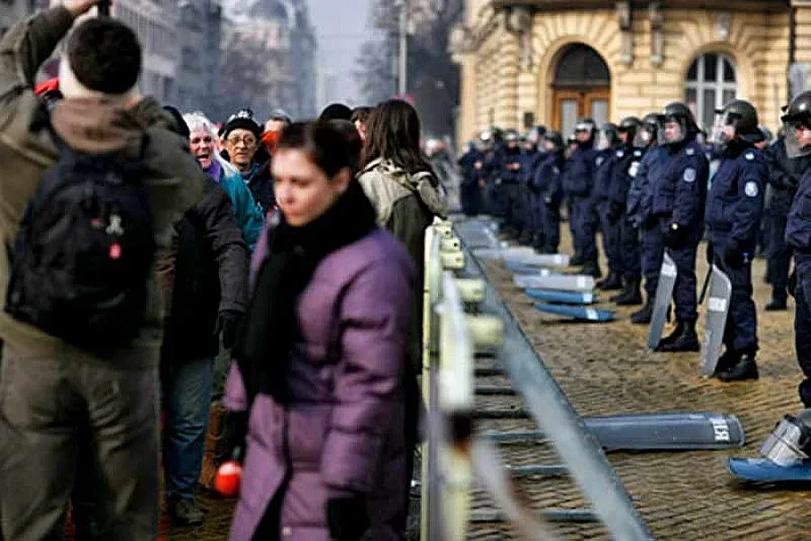 Барикадираха парламента заради протестите