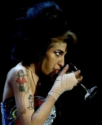 Продадоха рокля на Ейми Уайнхаус за 43 000 паунда