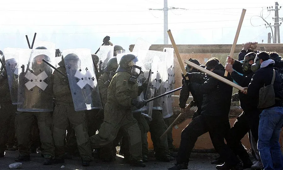 60 ранени при сблъсъци в Косово