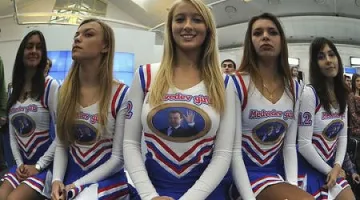 Секси мацки агитират за Медведев