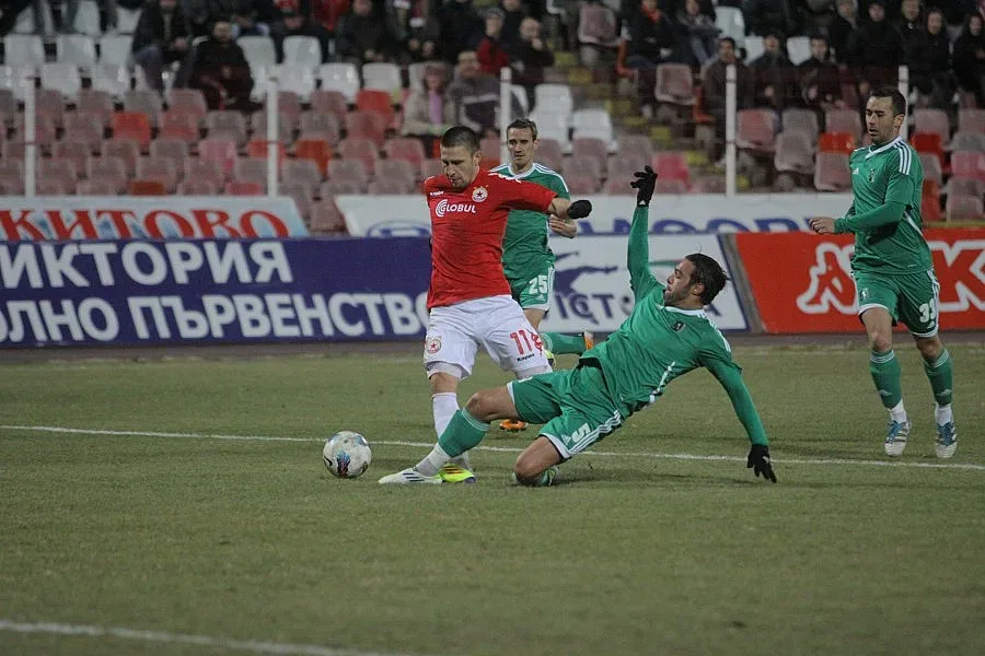 "Лудогорец" удържа върха с 2:2 на "Армията"