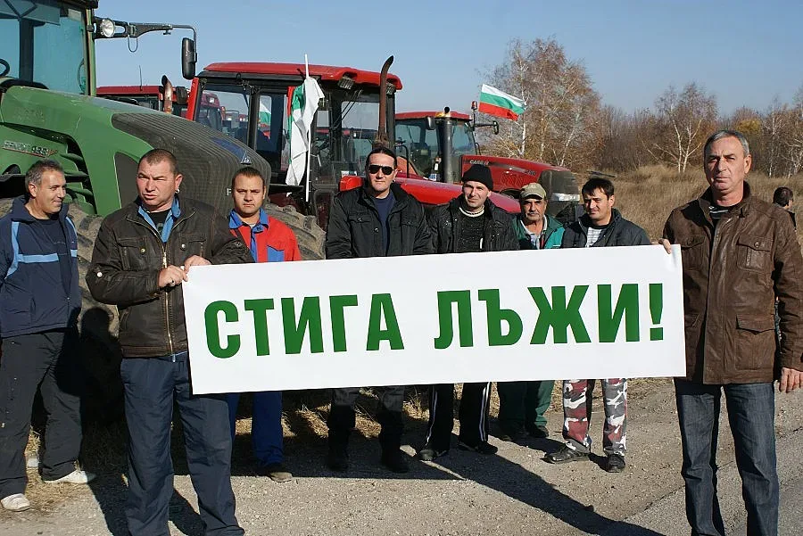 100 трактора чакат сигнал край Плевен