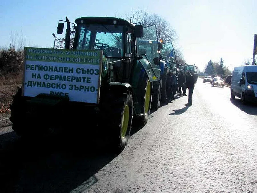 Земеделци опънаха 2 км колона преди Дунав мост