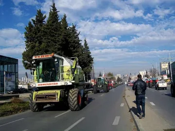 Над 200 земеделски машини тръгнаха към границата