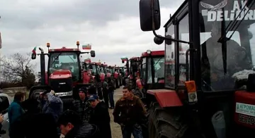 Сто трактора от Разград и Силистра тръгнаха към Дунав мост