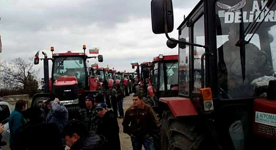 Сто трактора от Разград и Силистра тръгнаха към Дунав мост