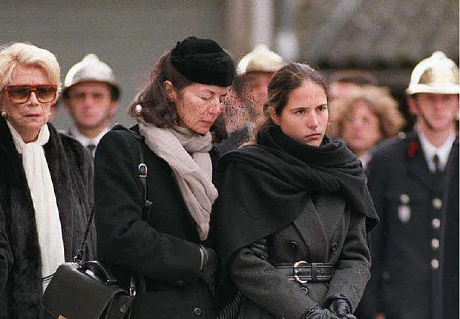 Незаконната дъщеря на Митеран дойде на погребението на жена му