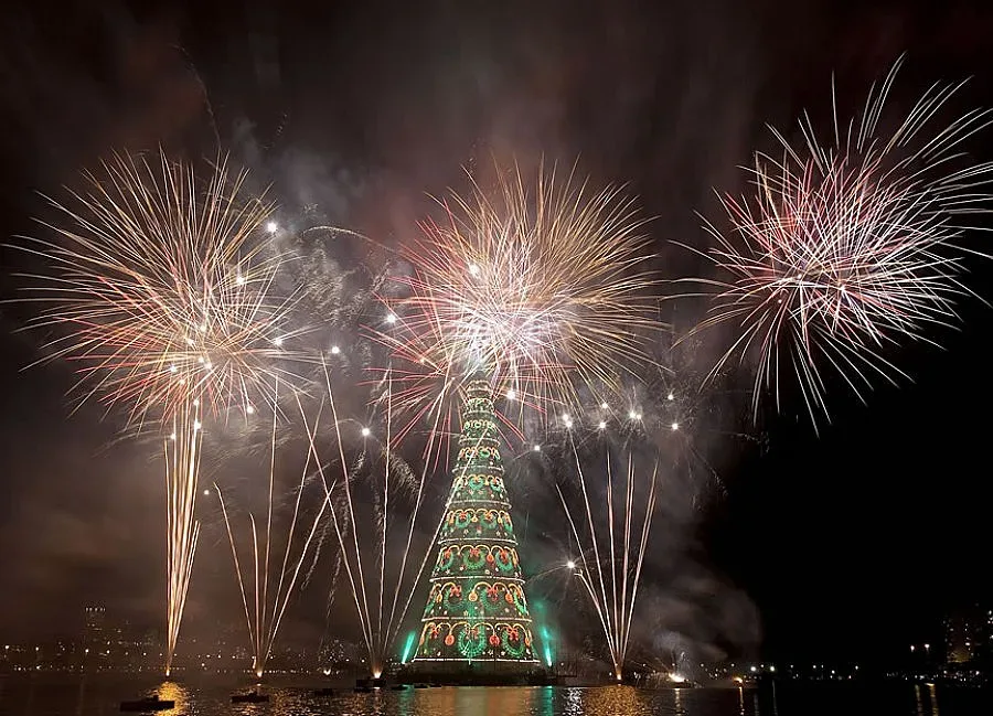 В Рио запалиха светлините на най-голямата плаваща коледна елха в света
