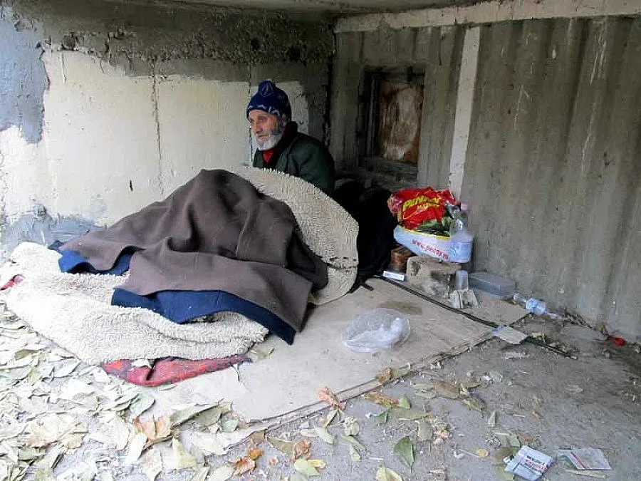 Бивш миньор живее под балкон   