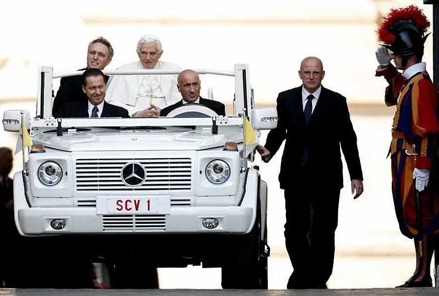 Натопиха папата, че се вози без колан