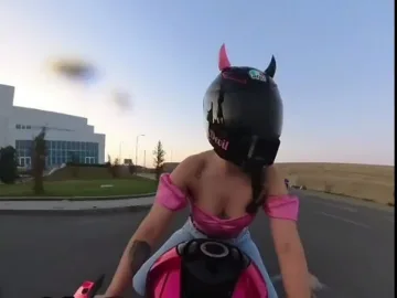 Всички говорят за Розовия дявол – красавицата, която спря дъха на Бургас (ВИДЕО)