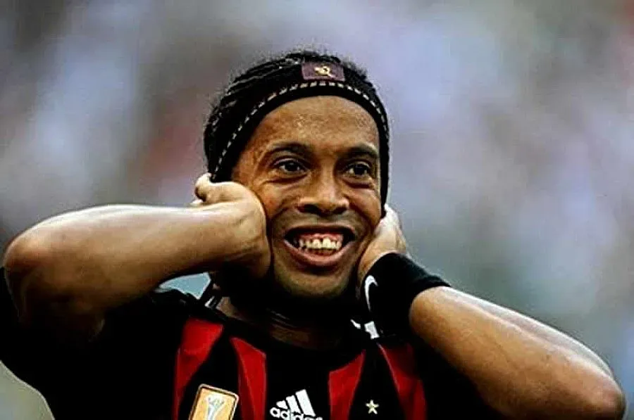 Роналдиньо лъска бастуна в нета