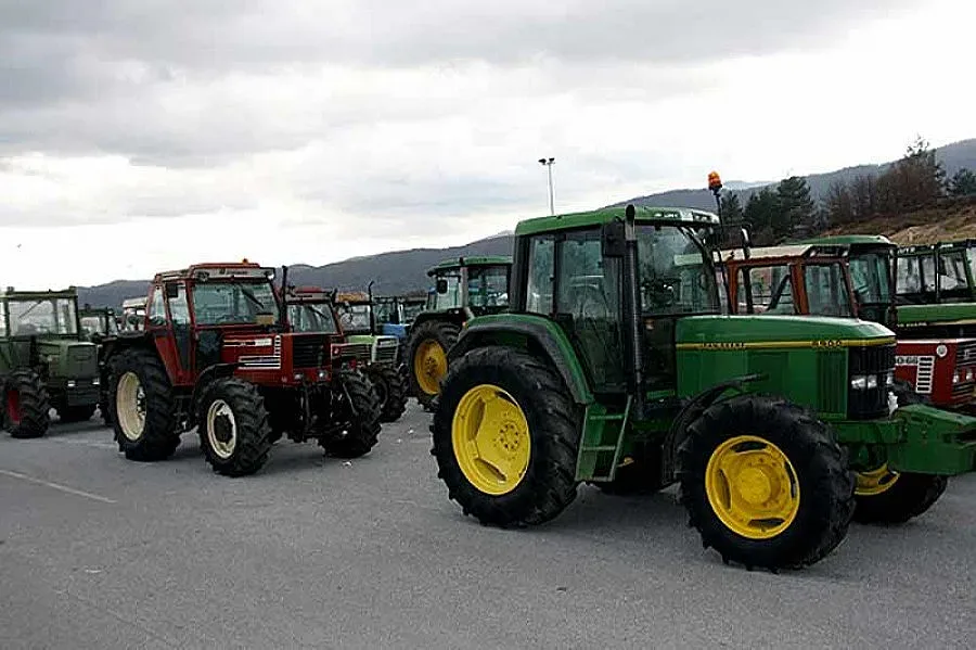 Земеделци затапят границата като гърците