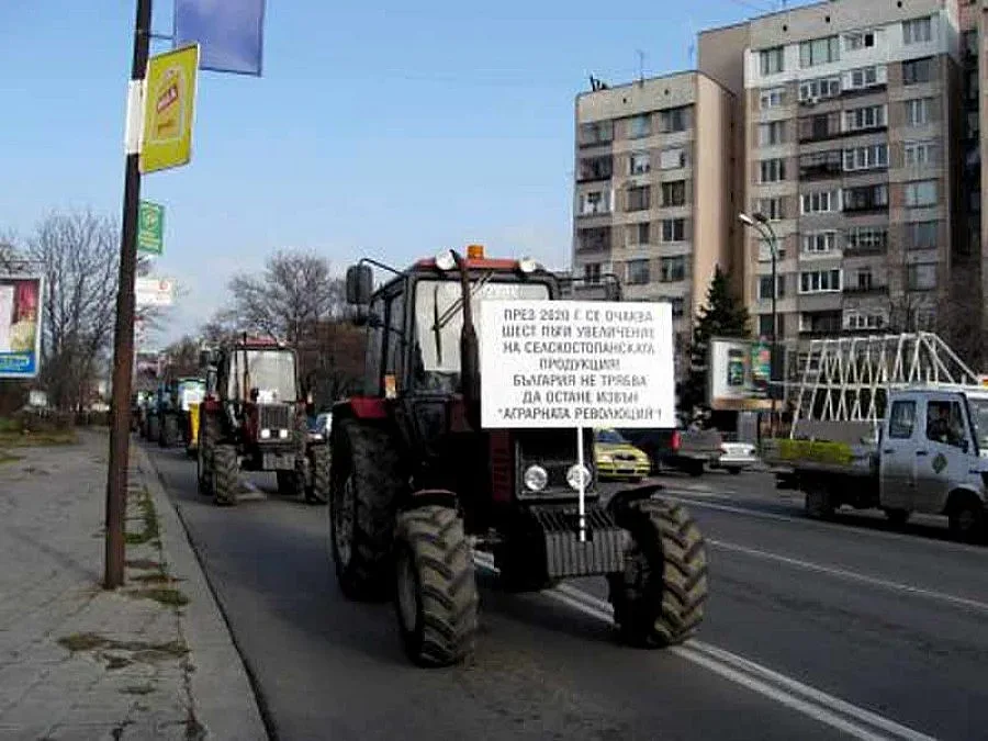 Земеделци блокират границата с техника