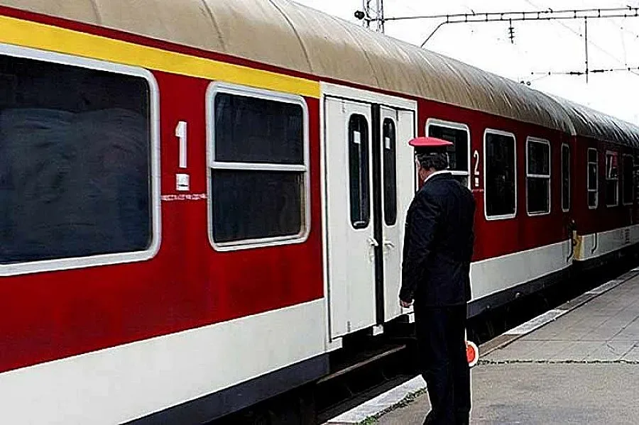 Влакове стоят по гарите, тръгват след 16 часа