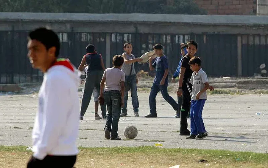 Братя роми пребиха съученик в час