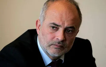 Тотю Младенов върви към червения картон