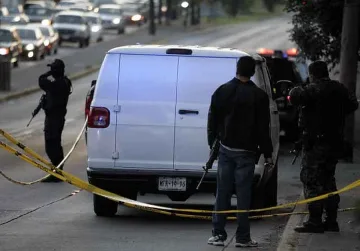 Откриха 26 трупа в микробуси