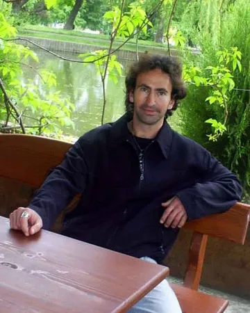 Фелдшер помага с И Дзин