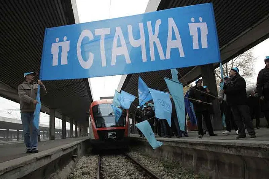 110 от 123 влака спряха