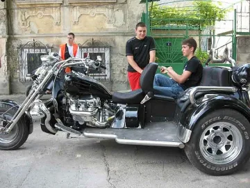 Дядо Коледа яхна уникална триколка