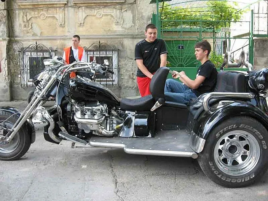 Дядо Коледа яхна уникална триколка