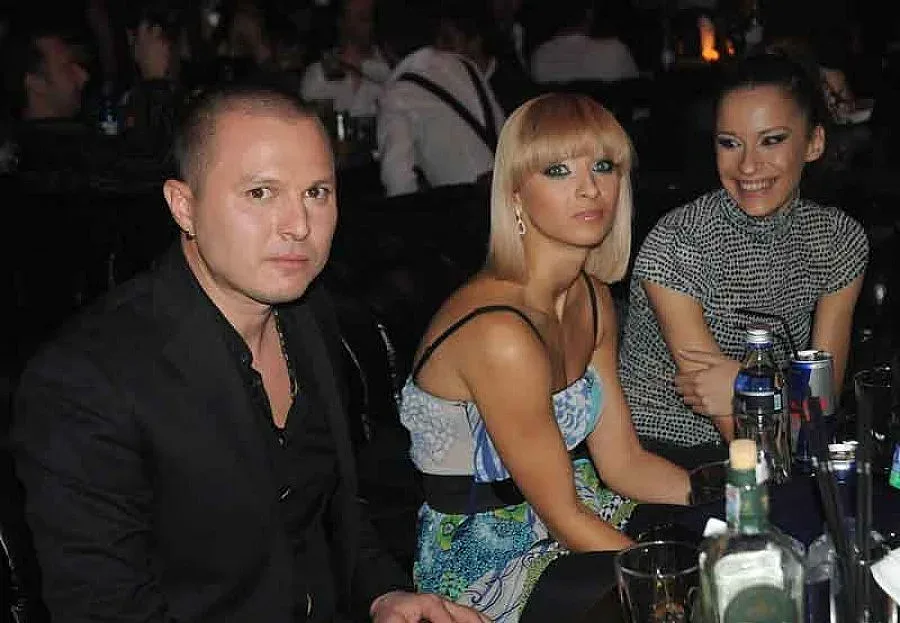 Гъмзата охранява гаджето на Слави