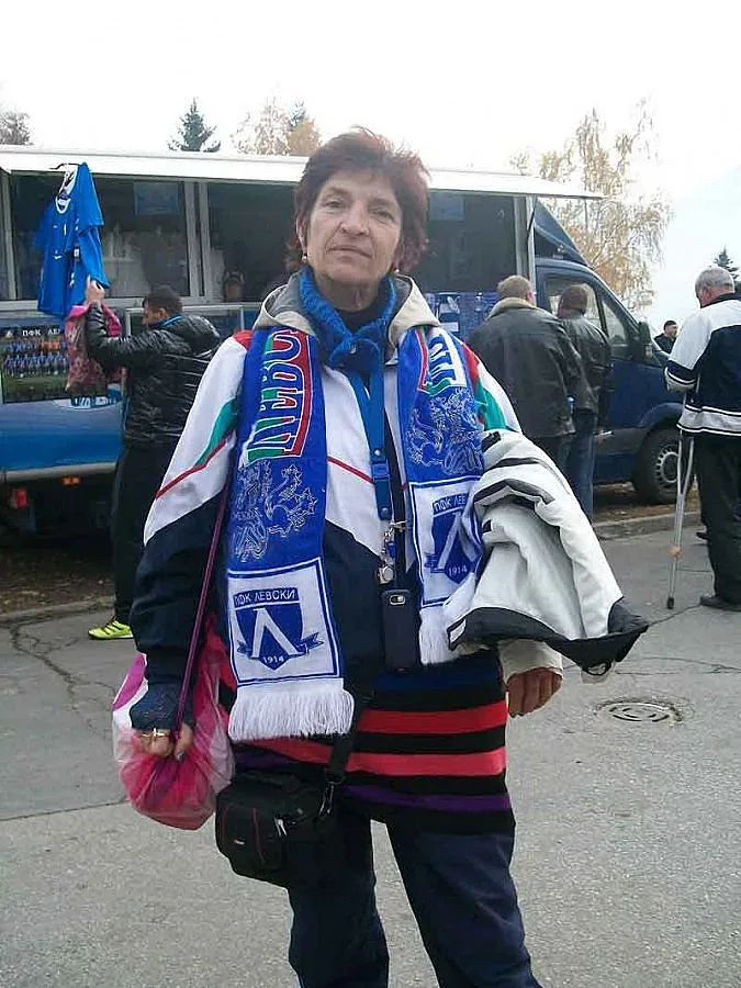 Фенка със счупена ръка вика за "сините"