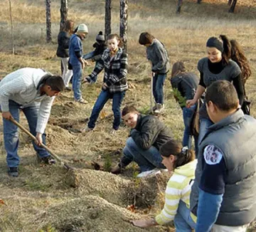 Тийнейджъри залесяват парк в Кърджали 