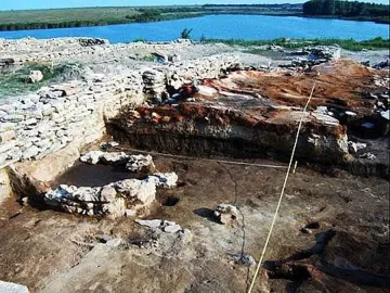 Задържани иманяри, разкопавали могила с багер