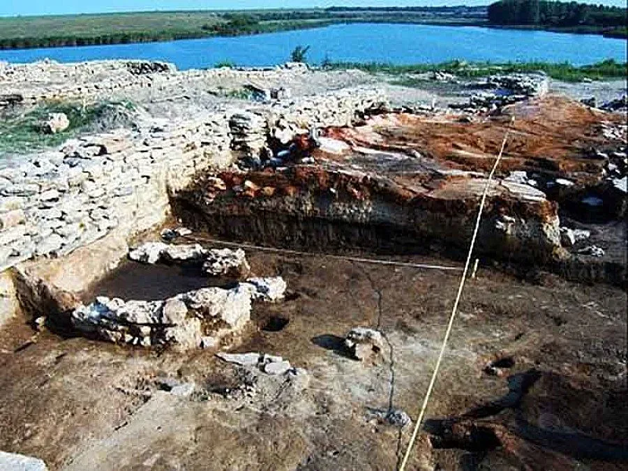 Задържани иманяри, разкопавали могила с багер