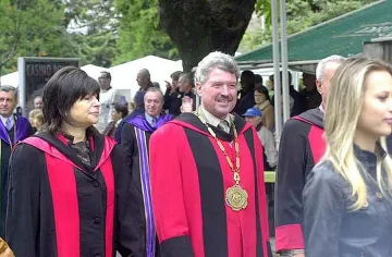 Университет дава 13-та заплата