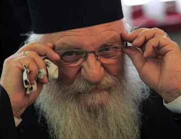 Отец Иван няма да ляга под багерите, получи отсрочка