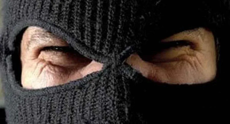 Маскиран нападна баба в дома й