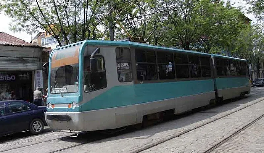 Дядо се потроши в тролей, баба падна в трамвай