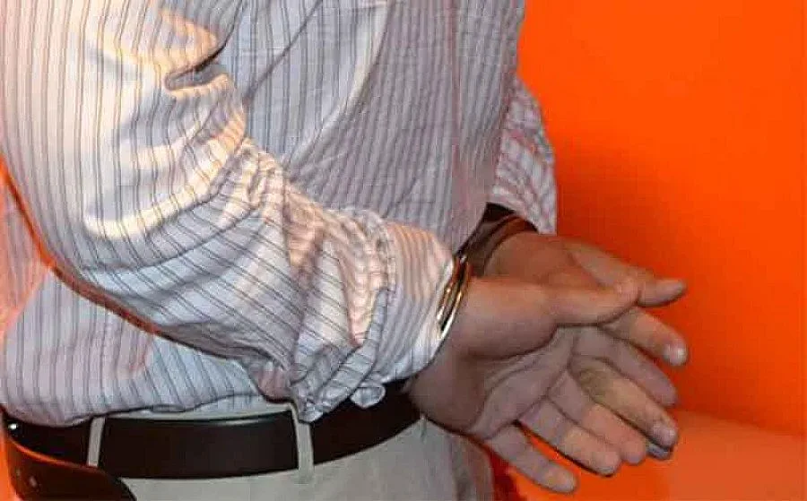 Килър осъди затвор заради окови