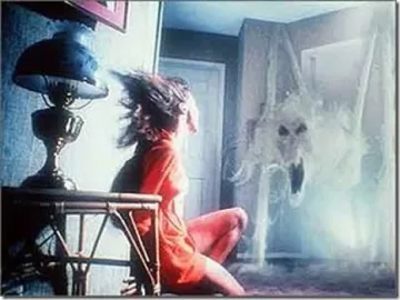 Полтъргайст опипва баба, клати й матрака