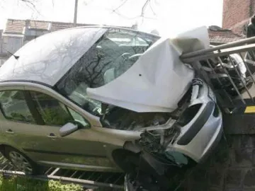 Двама убити заради поледица на пътя