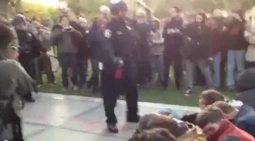 Уволниха полицаи, обгазили студенти (ВИДЕО)