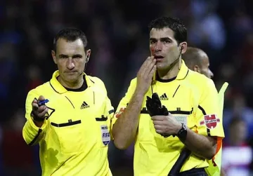 Раниха съдия с чадър в Испания (ВИДЕО)