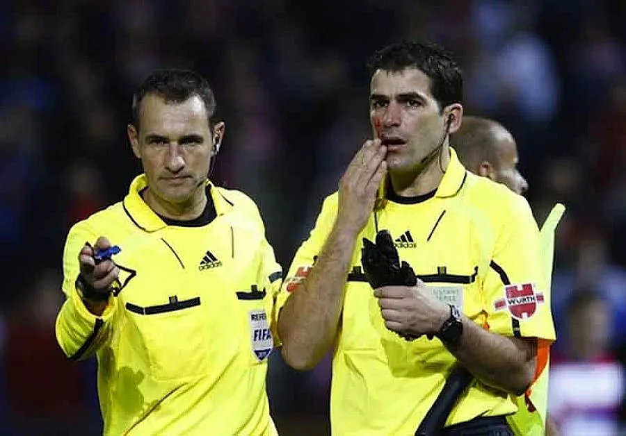 Раниха съдия с чадър в Испания (ВИДЕО)