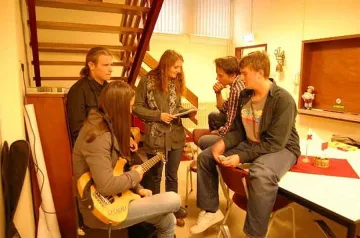 Наши червенокръстци помагат на свои връстници от Страната на лалетата 