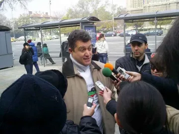 С цветя и черни ленти Деня на жертвите при катастрофи