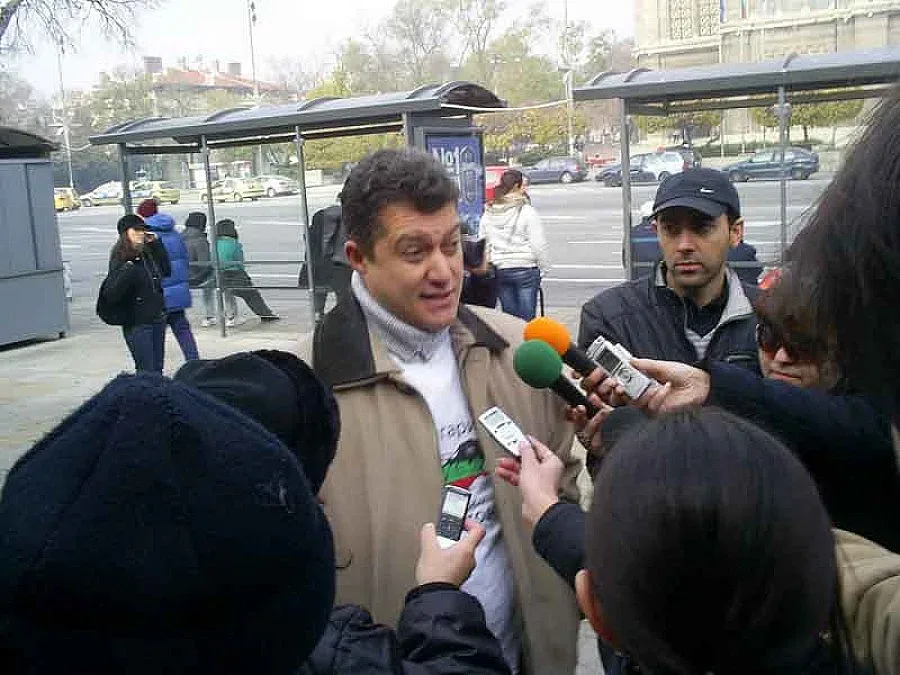 С цветя и черни ленти Деня на жертвите при катастрофи