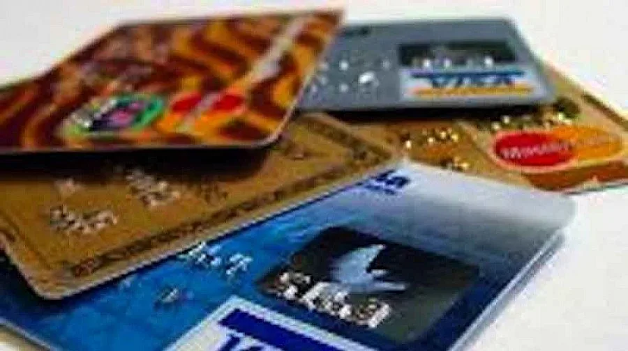 Магазинерка прибира вересии с дебитни карти на борчлии