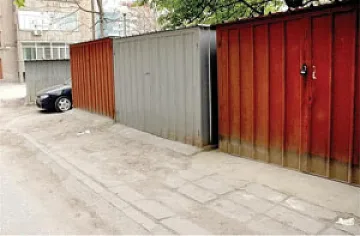 Момче и момиче открити мъртви в гараж