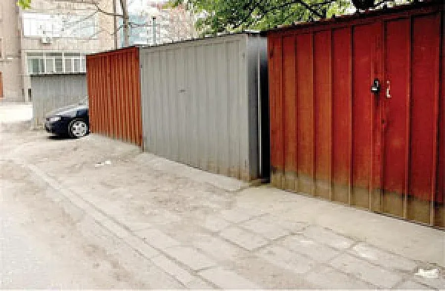 Момче и момиче открити мъртви в гараж