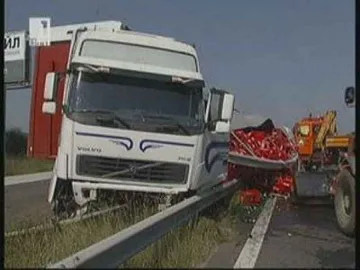 Тир се завъртя и затвори пътя за Юндола